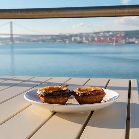 Luxury View & Balcony - Ac & Elevator Apartament