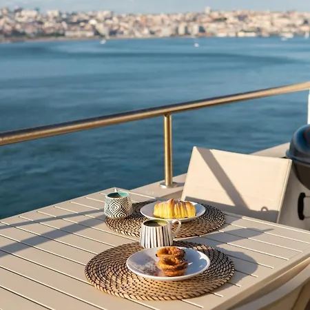 Luxury View & Balcony - Ac & Elevator Apartament Lizbona