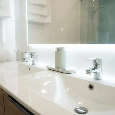 Luxury View & Balcony - Ac & Elevator شقة *